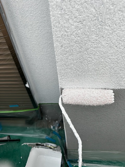 東大阪市吉田本町にて、外壁の一回目と二回目の塗装をしました。下地に合ったシーラーを使用することが大切です。