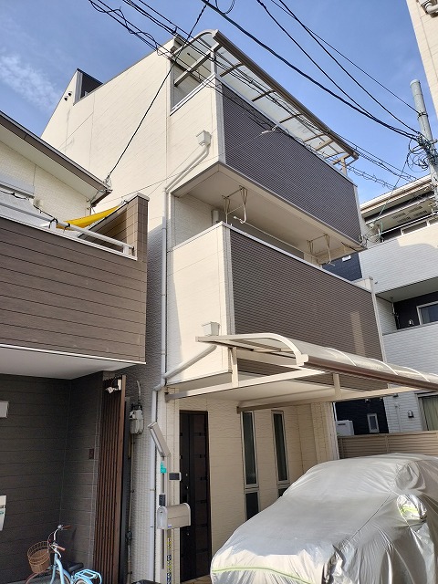 平野区加美東にて外壁サイディングと屋根を塗装しベランダの色変えがアクセントに！