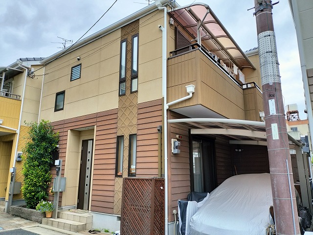 八尾市太子堂にて築１９年の雨染み汚れが付いた外壁パワーボードの現地調査へ伺いました。