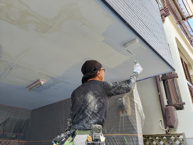 大阪市住吉区住道矢田にて漏水により雨染みが出たガレージ天井を塗装しました。