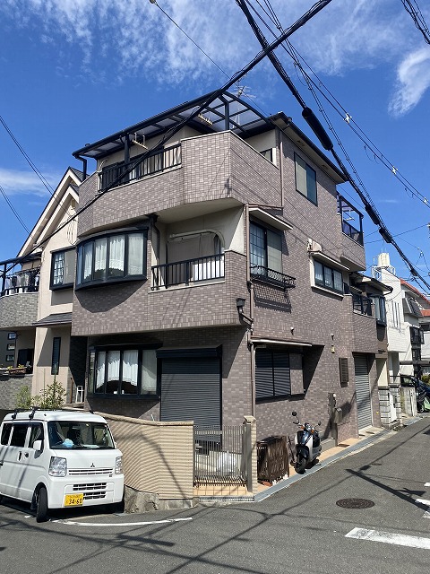 東大阪市日下町にて、特に屋根の劣化の激しかったお家の外壁と屋根の塗装工事をしました。屋根・壁共にしっかり下地処理をしてから塗装しています。