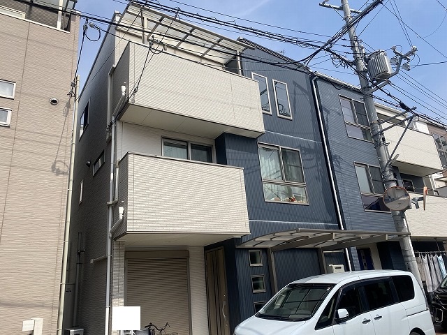 東大阪市加納にて外壁屋根塗装工事をしました。難付着サイディング、瓦棒（金属瓦）の塗装と下地を通常と変えて綺麗に施工しました。