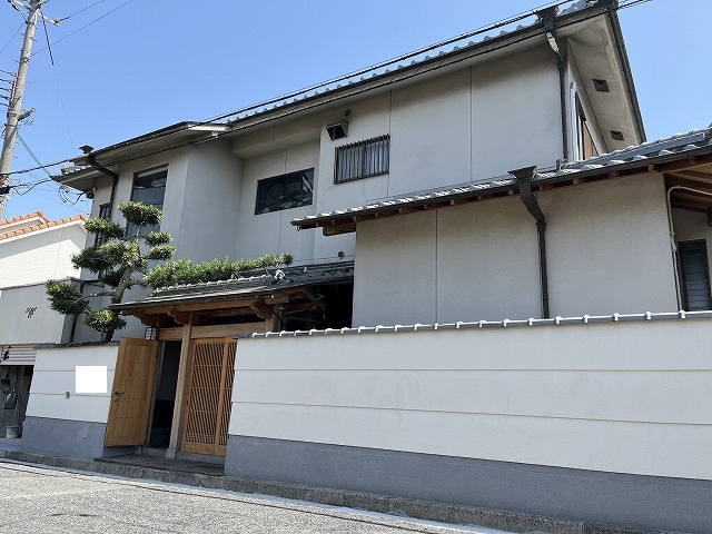 東大阪市北石切町にて、阪神淡路大震災で外壁に多数ひび割れの入ってしまったお家の下地補修ならびに塗装工事をしました。