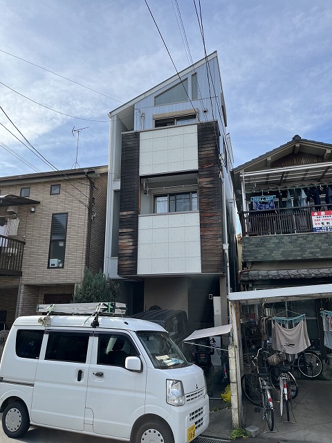 東大阪市にて、木部の劣化が目立つ3階建てのお家の塗装工事をしました。トップライトと換気扇上部からの雨漏れが発生していました。