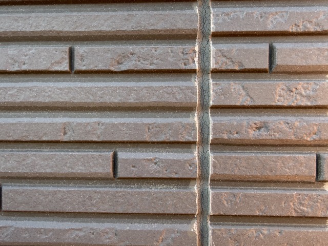 サイディング目地のコーキングがパックリ割れている様子