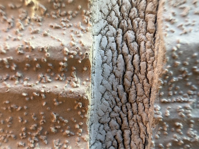 劣化したコーキングの超拡大写真。ひび割れが深い