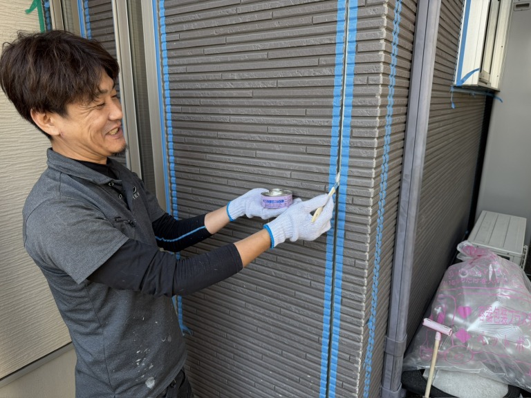 プライマーを塗る職人さん