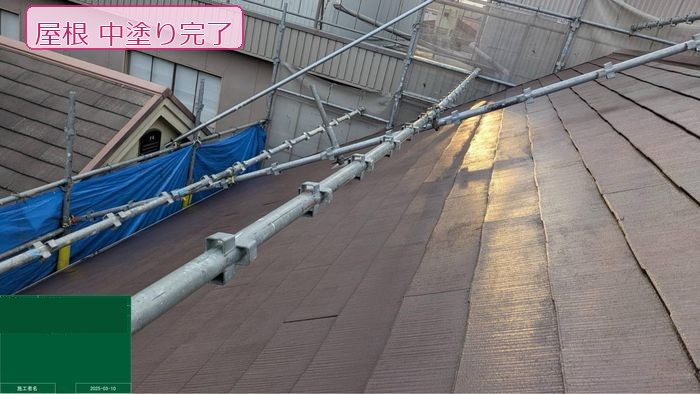 八尾市久宝寺のN様邸 屋根中塗り完了後の全景 ベース色が全面に均一に乗った状態（足場からの撮影）
