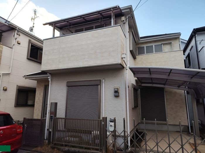八尾市 外壁塗装施工前の建物全景。外壁の色あせと屋根の劣化が目立つ状態