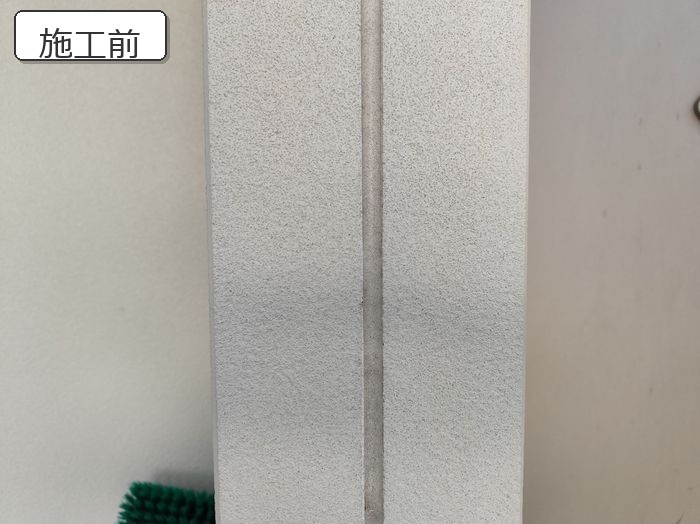 八尾市太子堂H様邸 施工前の窯業系サイディング外壁 目地コーキングの劣化クローズアップ
