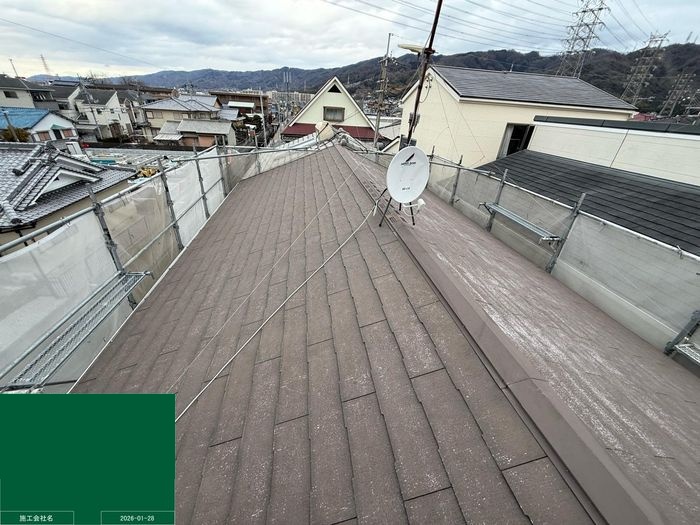 八尾市曙川東 スレート屋根の全景・苔・色褪せ（施工前）