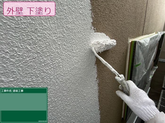 八尾市M様邸モルタル外壁の下塗り施工中 ローラーで塗布している様子