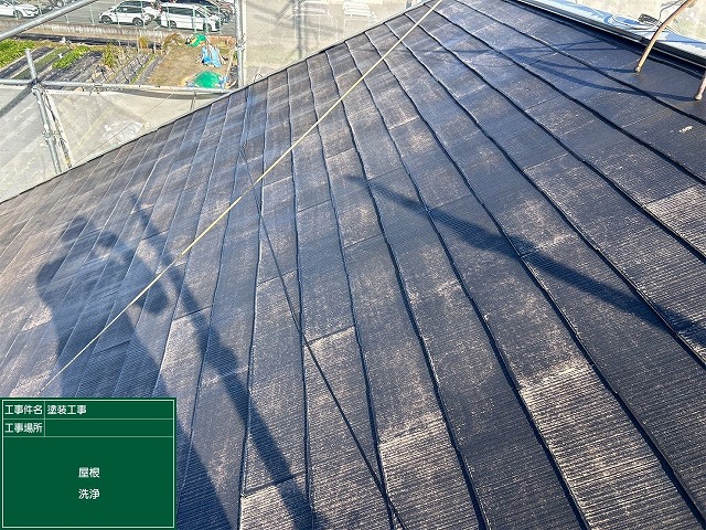 松原市別所のI様邸 スレート屋根の高圧洗浄 水しぶきが飛び散る臨場感ある洗浄の様子