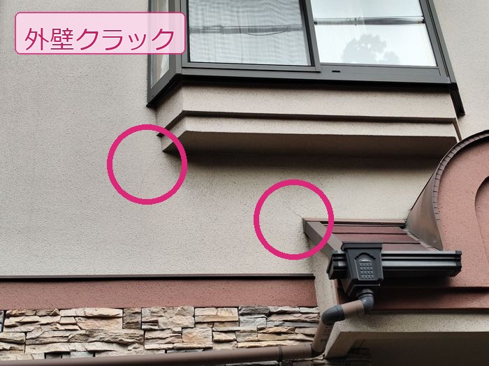 八尾市久宝寺のM様邸 外壁クラック（ひび割れ）の発生箇所 2箇所をマークで指摘