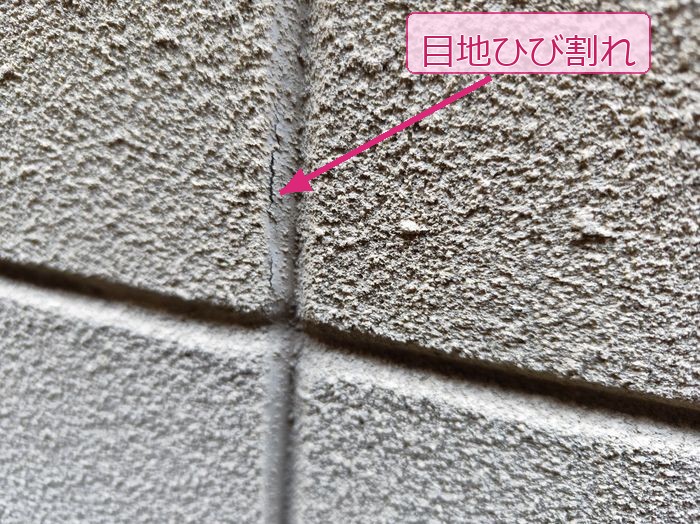八尾市太子堂のN様邸 ALC外壁目地の交差部分に走るクラック（ひび割れ）のクローズアップ