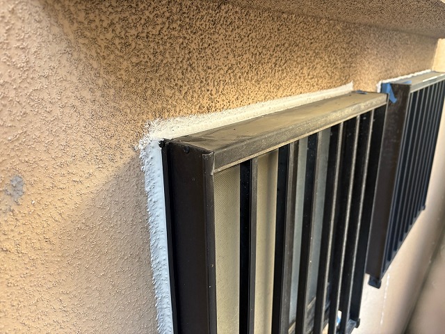 松原市別所のI様邸 窓格子と外壁取り合い部へのシーリング充填後の仕上がり