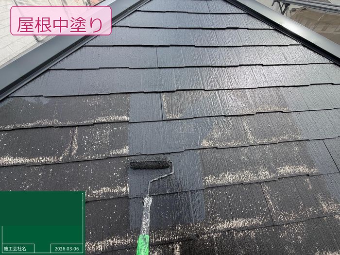 松原市別所のO様邸 スレート屋根全体の中塗り塗装をローラーで施工している様子