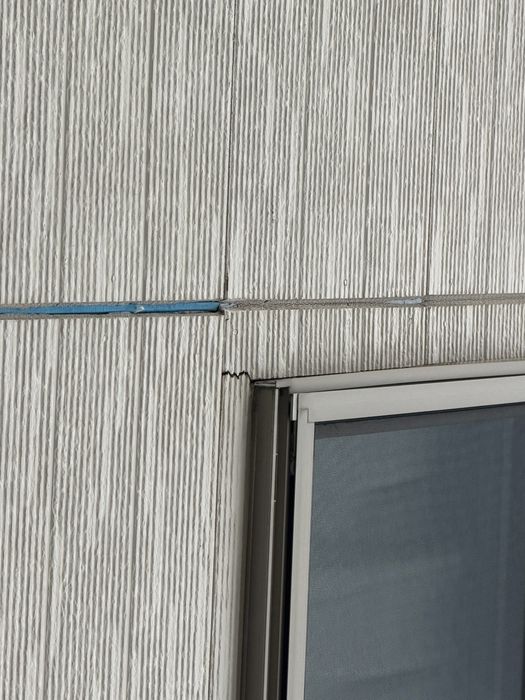 八尾市曙川東のT様邸 窓サッシ周辺のコーキング劣化とマーキングの状態