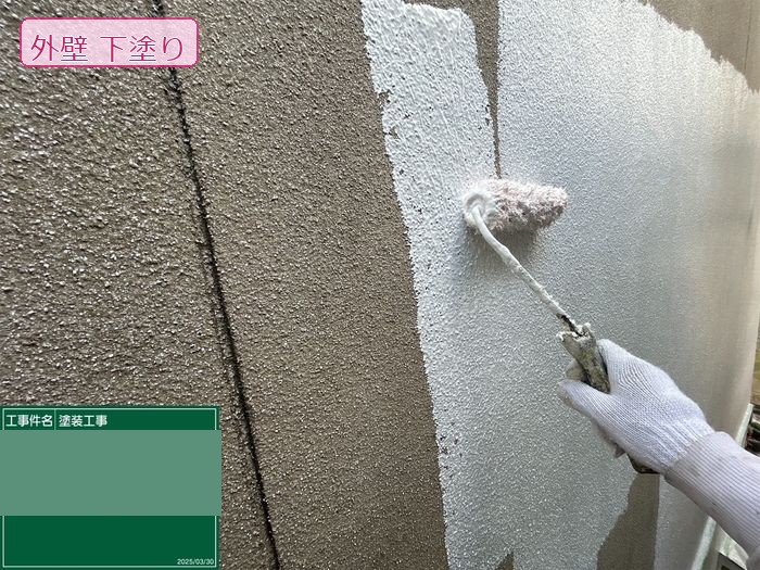 八尾市久宝寺I様邸 外壁下塗り施工中 未塗装面との境界線が確認できる