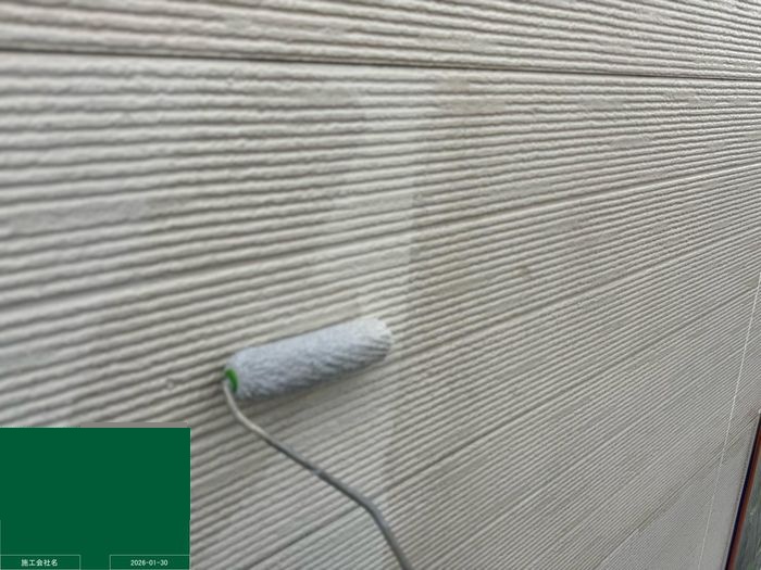 八尾市曙川東 外壁サイディングの下塗り（シーラー塗布）施工中