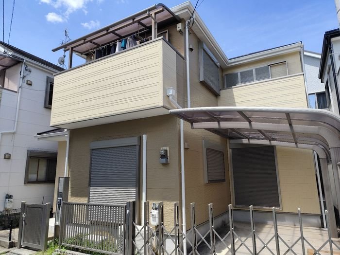 八尾市 外壁塗装施工後の建物全景。アイボリー系×ベージュ系に塗り分けた仕上がりに