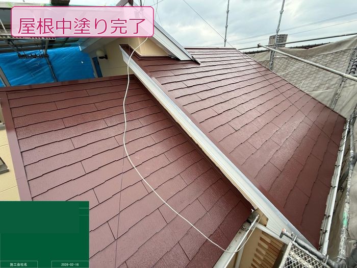 八尾市南安町M様邸 スレート屋根の中塗り完了全景 棟を中心に赤みのある塗料が均一に仕上がっている