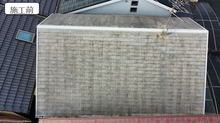 八尾市太子堂H様邸 ドローン撮影による施工前のスレート屋根全景 苔の広がりが確認できる