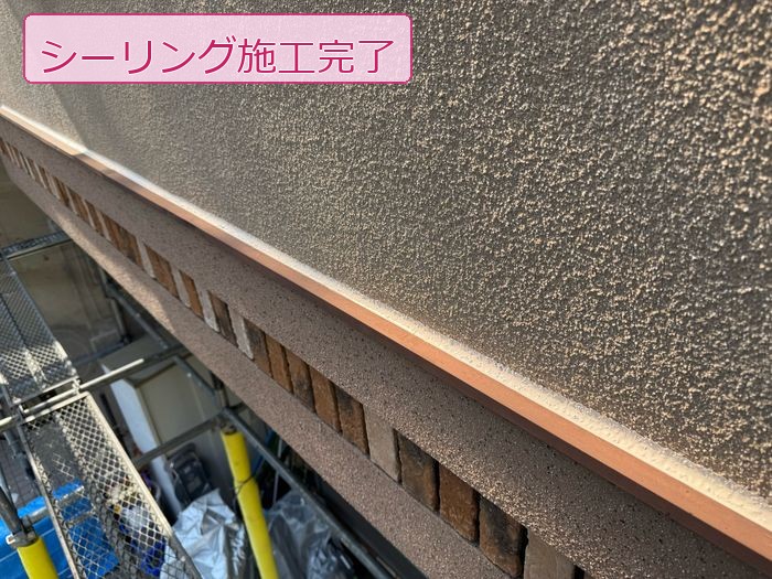 八尾市久宝寺のモルタル外壁 横目地へのシーリング増し打ち施工完了の状態