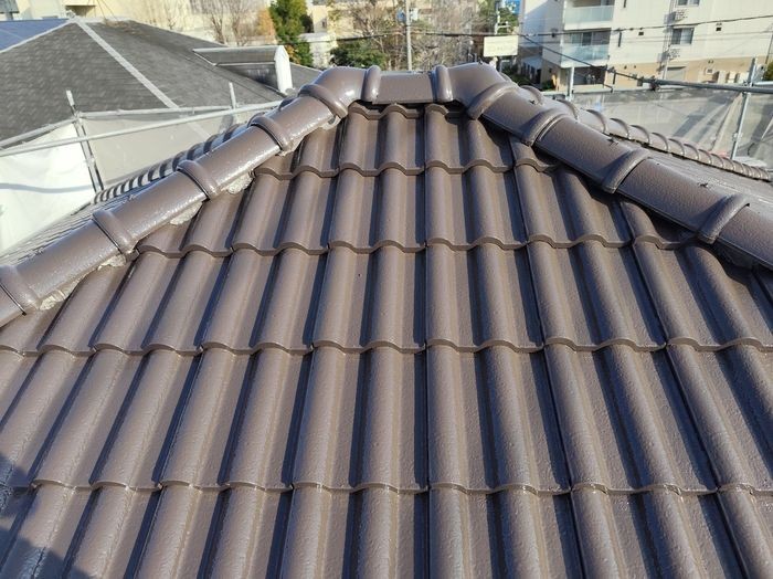 八尾市太子堂のN様邸 上塗り完了後の棟瓦クローズアップ 瓦の凹凸にしっかり塗料が入った状態