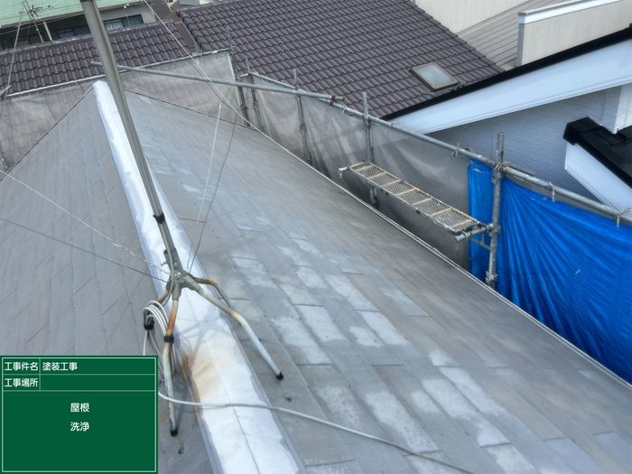 八尾市太子堂のH様邸 屋根の別角度からの撮影 足場と養生ネットの設置状況