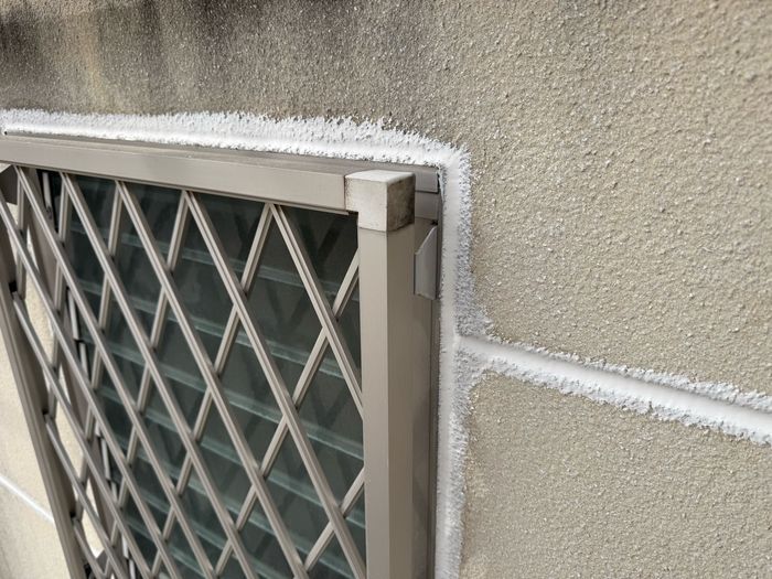 八尾市南安町のM様邸 格子付き窓枠コーナーとALC外壁取り合い部分のシーリング施工