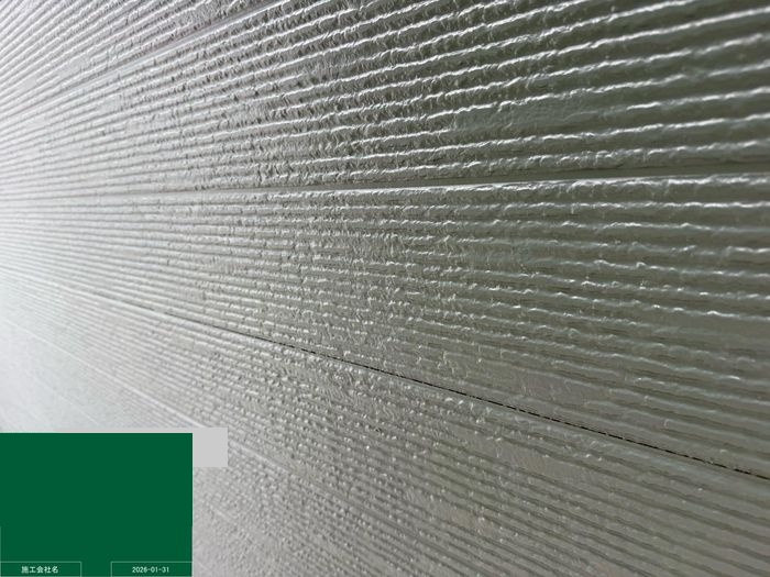 八尾市曙川東 外壁サイディングの上塗り（KFシェアルドFネイビー色施工中）