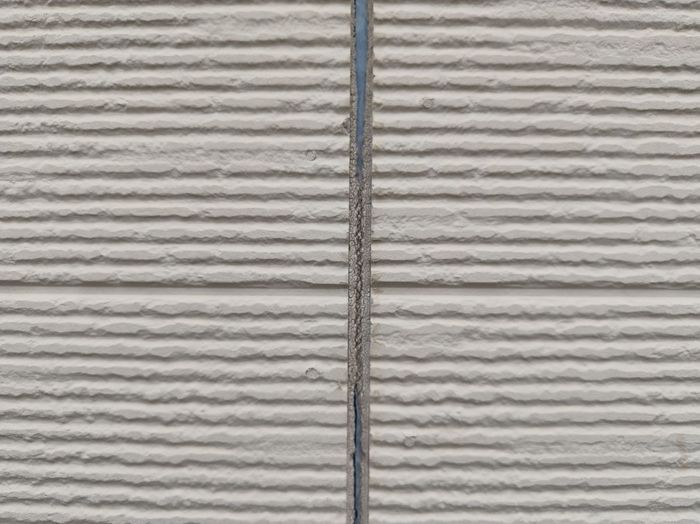 八尾市曙川東のT様邸 コーキングが剥離・破断しているサイディング目地のクローズアップ