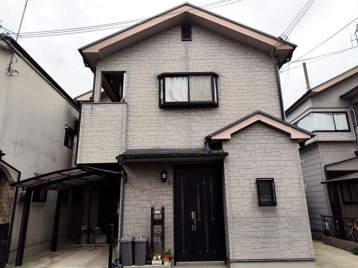 【松原市別所】ソーラーパネル搭載住宅の外壁劣化を調査！色あせとチョーキング