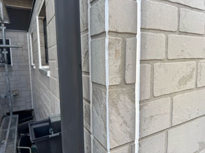 松原市別所のサイディング外壁 玄関脇の出隅（コーナー部）縦目地にシーリング材を充填した施工後の仕上がり