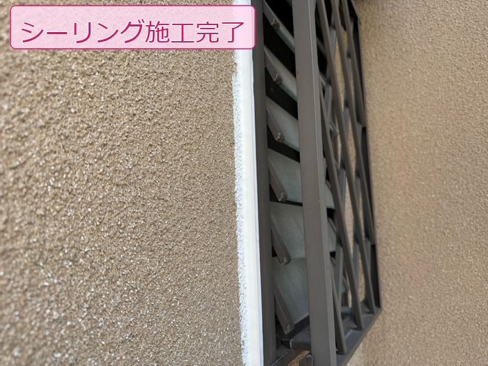 八尾市久宝寺のモルタル外壁 ルーバー窓側面取り合い部のシーリング施工完了の様子