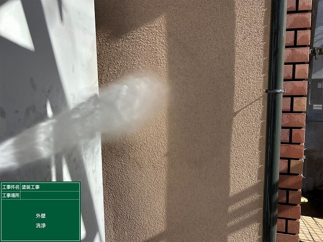 松原市別所のI様邸 モルタルリシン外壁の高圧洗浄後の状態