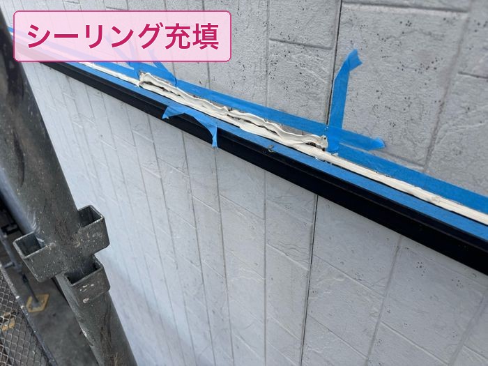 平野区喜連のアパート 外壁サイディング横目地へのシーリング材充填作業の様子