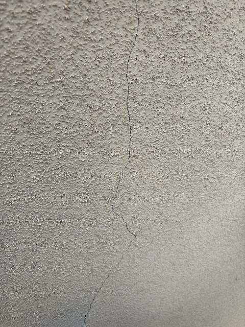 【松原市別所】築20年モルタル外壁のクラック補修！シーリングで雨漏りを防ぐ理由