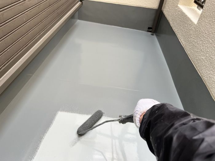 八尾市久宝寺のI様邸 バルコニーへのトップコート塗布作業 防水層を保護する仕上げ工程