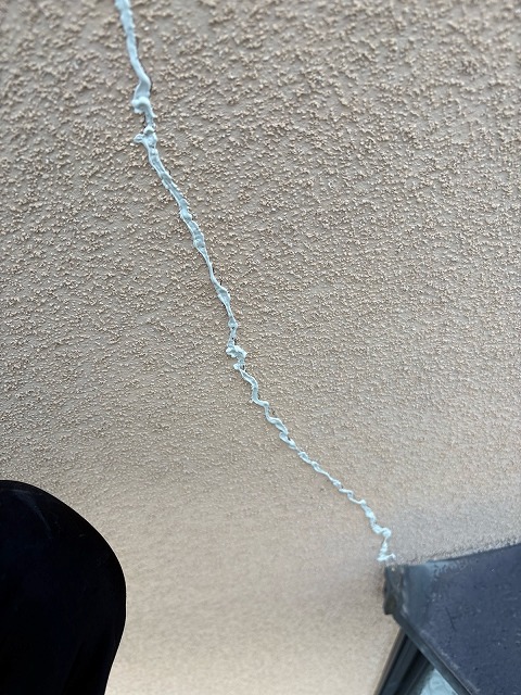 松原市別所のI様邸 モルタル外壁の別箇所クラックへのシーリング充填後