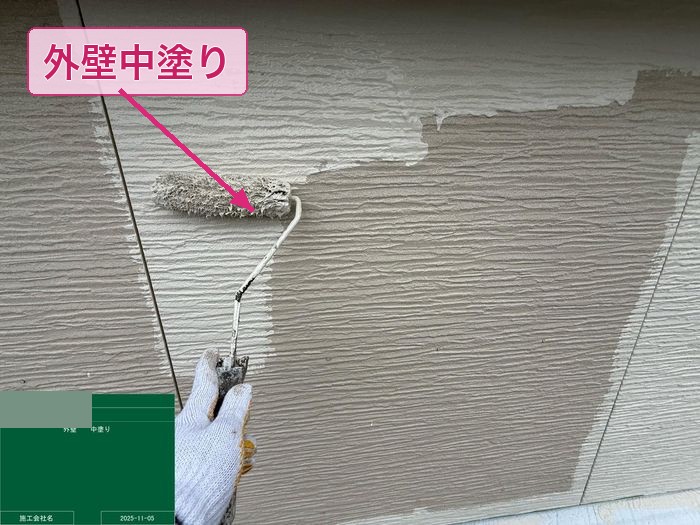 八尾市太子堂 外壁サイディング中塗り 淡色面 KFシェアルドSi塗布中