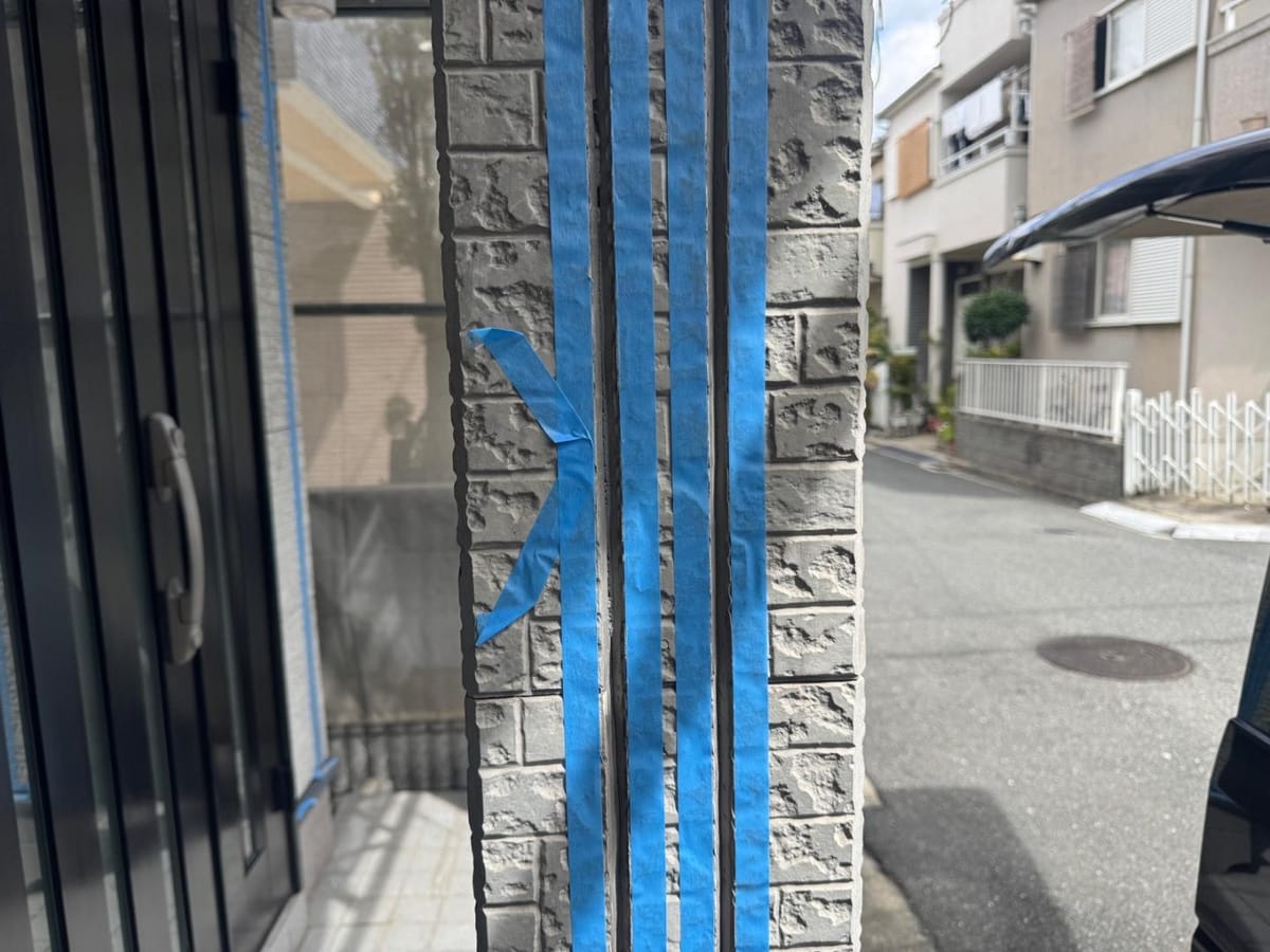 羽曳野市島泉｜サイディング目地のシーリングが痩せて隙間に！打ち替えと増し打ちで防水性を回復