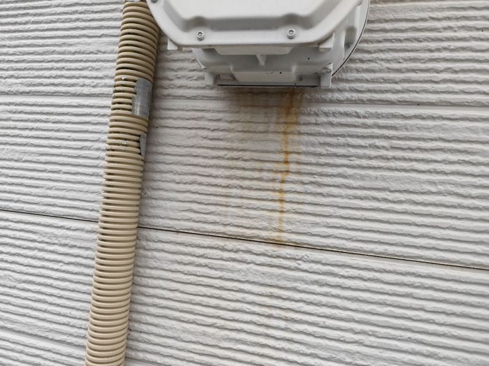 八尾市曙川東のT様邸 換気フード下の外壁に広がる錆汁シミのクローズアップ