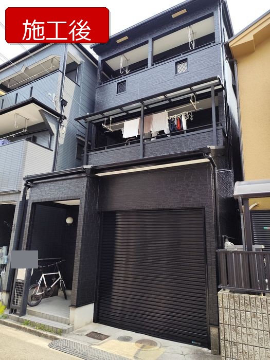 松原市別所 O様邸の施工後全景。外壁・屋根が黒系で統一されたモダンな仕上がり