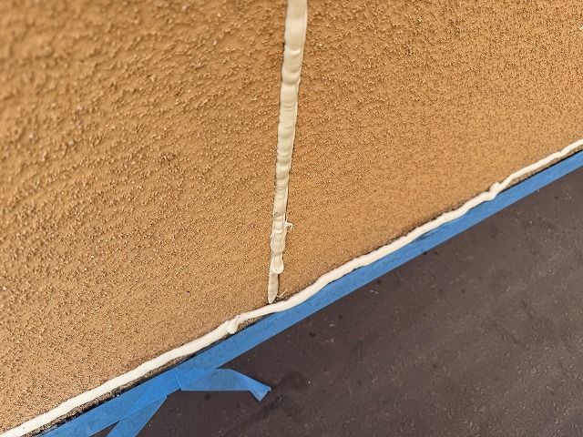 松原市別所のI様邸 外壁と下屋根取り合い部シーリング充填量のクローズアップ