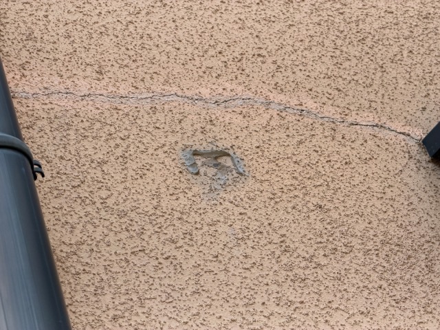 松原市別所のI様邸 モルタル外壁の大きなクラック（ひび割れ）中央部分が欠落・剥落している状態