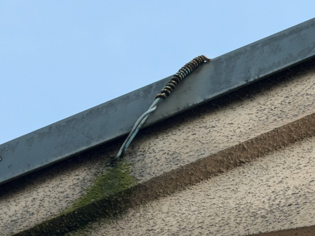 松原市別所のI様邸 庇の配線貫通部周辺のシーリング（コーキング）が亀裂している状態