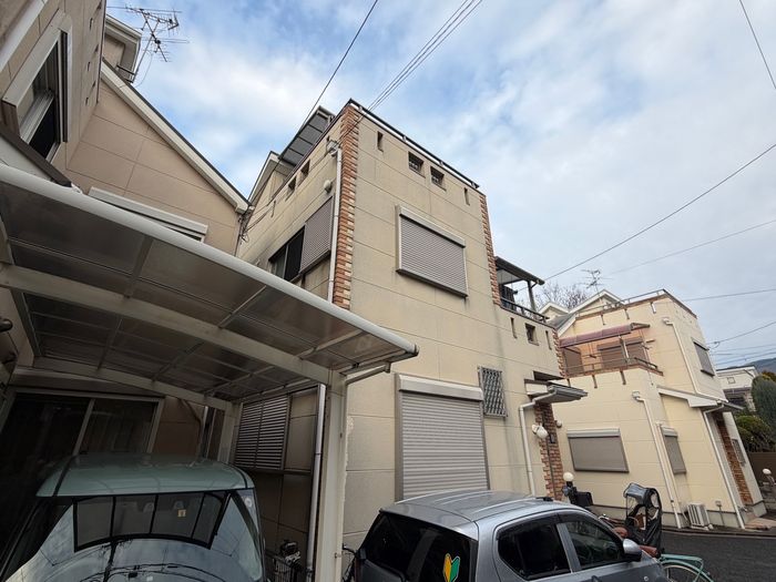 八尾市南安町の戸建て住宅 ALC外壁2階建て住宅の全景（斜め方向）