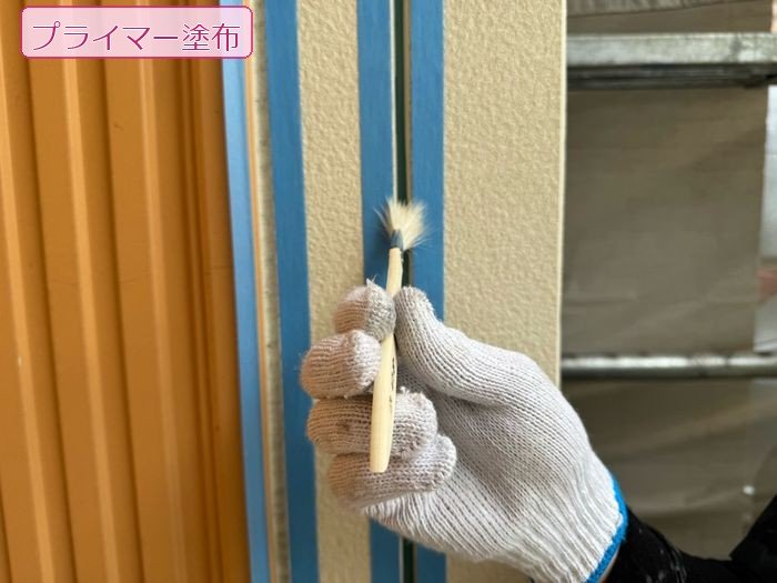 八尾市太子堂のH様邸 縦リブ目地へのプライマー塗布